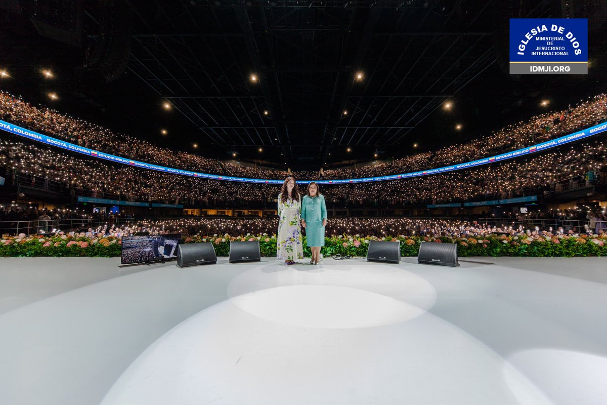 IDMJIoficial's tweet photo. 🇨🇴 Galería de fotos: Estudio Bíblico en Movistar Arena, Bogotá, Colombia, 27 de octubre de 2024
https://t.co/FeDbYc7ErG

Compartimos una galería de fotos del Estudio Bíblico realizado en Bogotá, Colombia, el 27 de octubre de 2024 en el coliseo Movistar Arena donde la hermana María Luisa Piraquive realizó la lectura del Salmo 84, con la asistencia de 12.000 hermanos, además de una hermosa enseñanza también resolvió preguntas de los creyentes.

La organización de este magno evento fue realizada por el Hermano César Eduardo Moreno y su esposa la Hermana Ángela Oviedo. En este Estudio Bíblico, participaron los hermanos de 12 sedes de la Iglesia de Dios Ministerial de Jesucristo Internacional, del sur de Bogotá.
