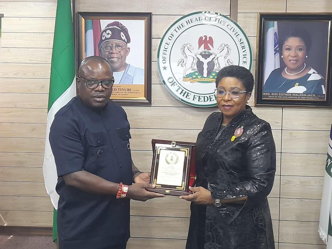 DOgboma's tweet photo. The Administrator of the Presidential Amnesty Programme, Dr. Dennis Otuaro, accompanied by some officials of the PAP, paid a courtesy visit to the Head of the Civil Service of the Federation, Dame Didi Walson-Jack, on Tuesday, October 29, 2024.
@N_DeltaAmnesty https://t.co/GJUCx7kNkn
