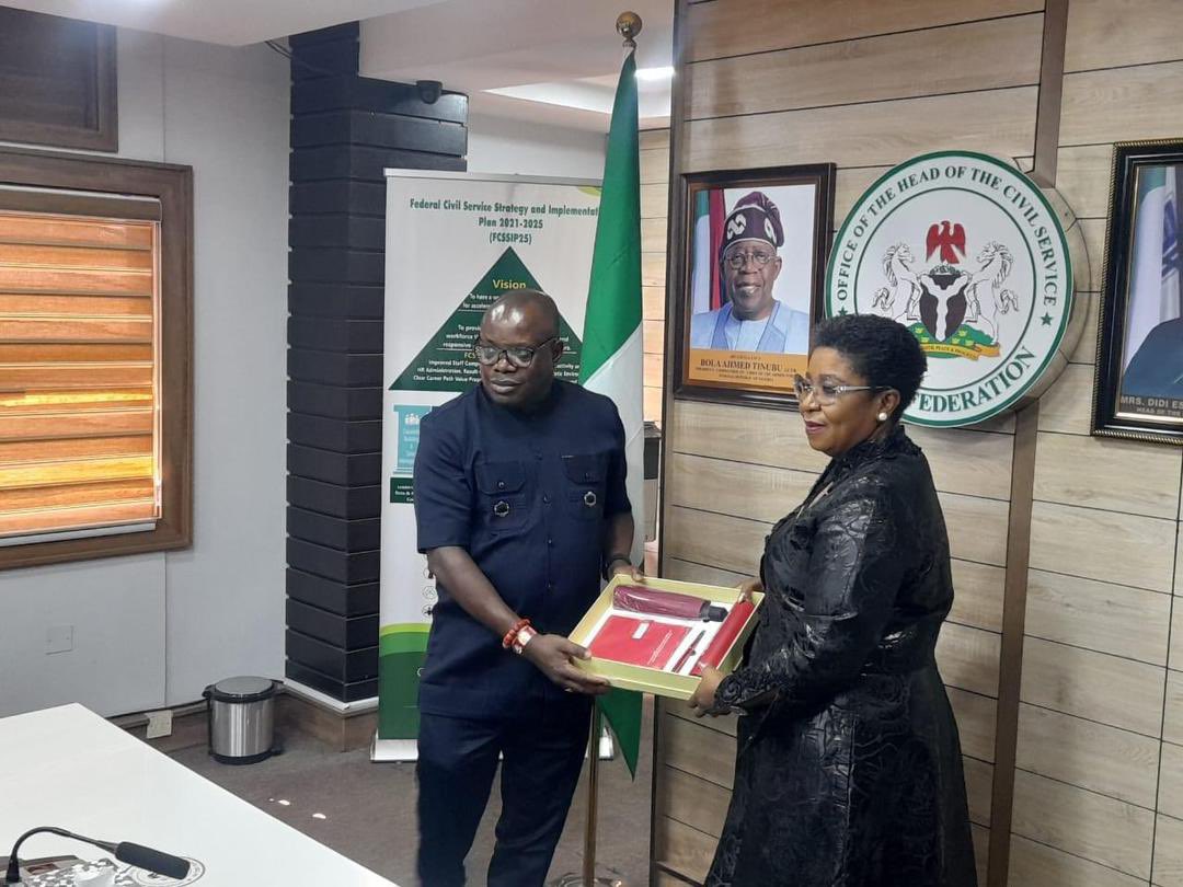 DOgboma's tweet photo. The Administrator of the Presidential Amnesty Programme, Dr. Dennis Otuaro, accompanied by some officials of the PAP, paid a courtesy visit to the Head of the Civil Service of the Federation, Dame Didi Walson-Jack, on Tuesday, October 29, 2024.
@N_DeltaAmnesty https://t.co/GJUCx7kNkn