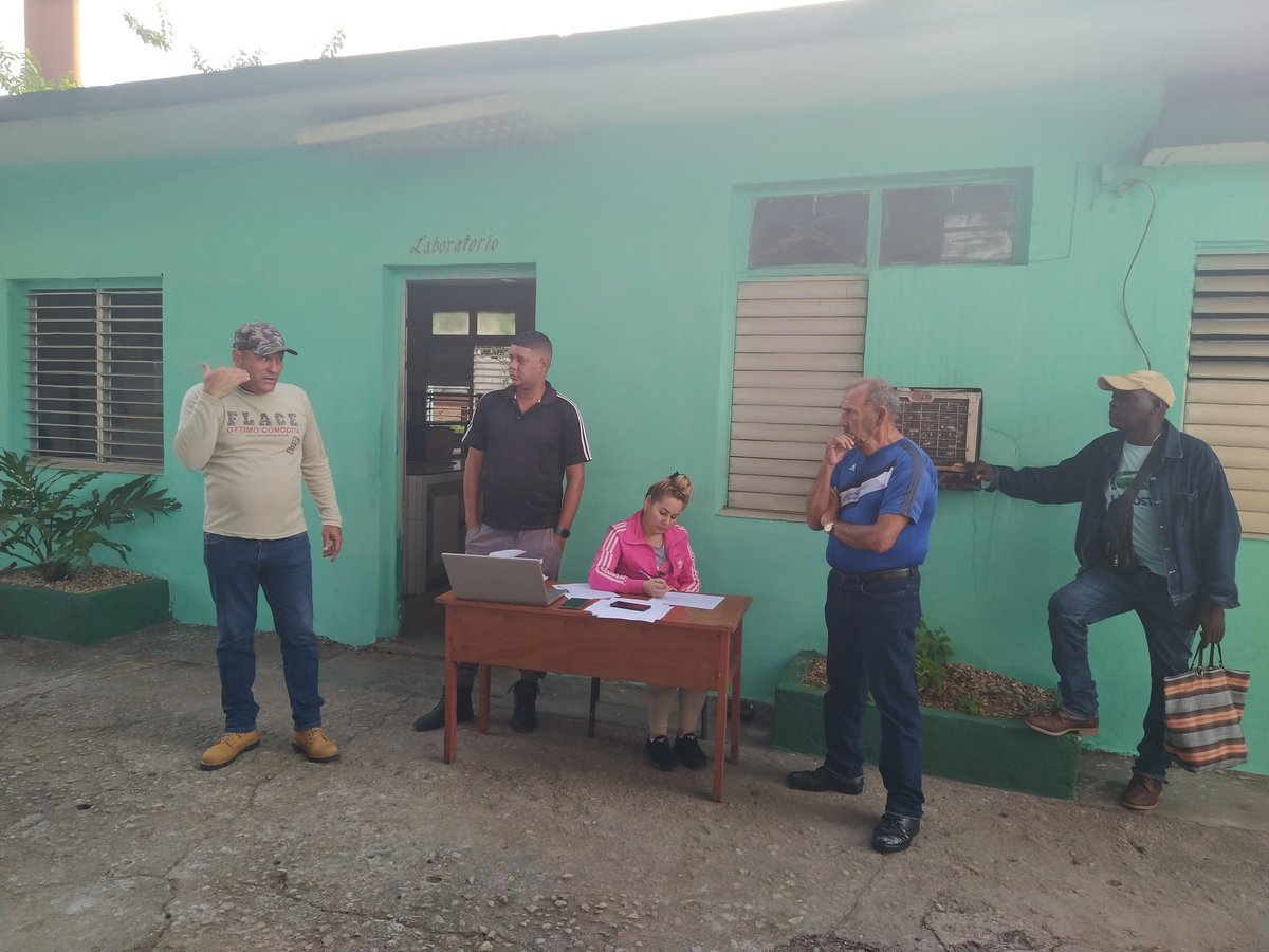 EaaJesusSablon's tweet photo. Se discute con los trabajadores de la empresa R/671/2024 relacionado con las medidas para fortalecer un mejor control y uso eficiente de los portadores energéticos discutido en C/D del mes de septiembre del grupo #azucarero Azcuba.
#Azucareros 
#CalimeteEnVictoria https://t.co/qoJyC0lYxm