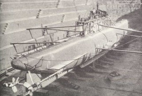 Oct 30 1915 The French Navy sub Turquoise (1908) takes a hit that prevents it from diving. It is captured and salvaged by the Ottoman Navy, Nov 3 1915 and renamed Müstecip Onbaşı

en.wikipedia.org/wiki/French_su… x.com/ThisDayInWWI/s…