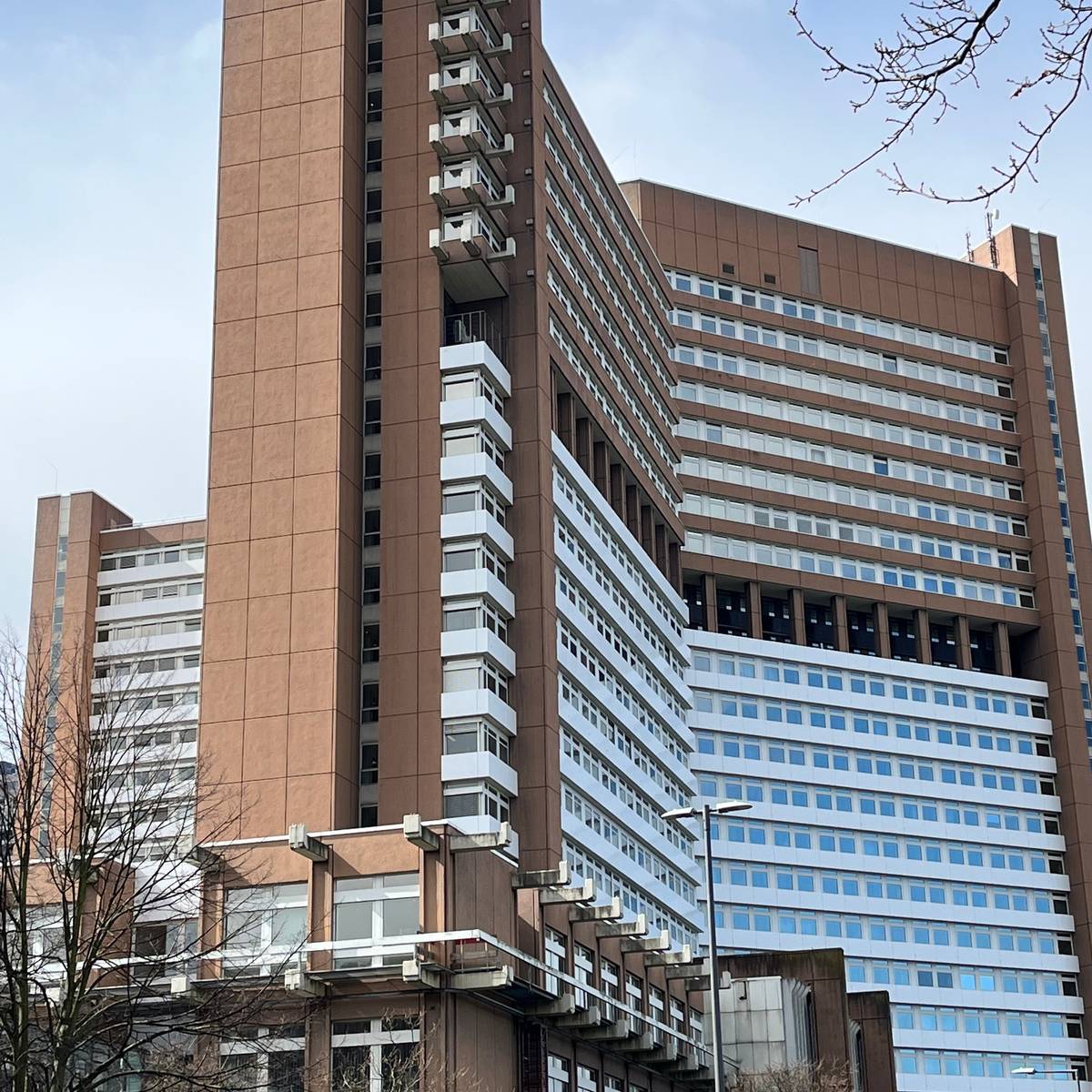 Prozessauftakt um Messerattacke in Leverkusen-Rheindorf dlvr.it/TFthH2