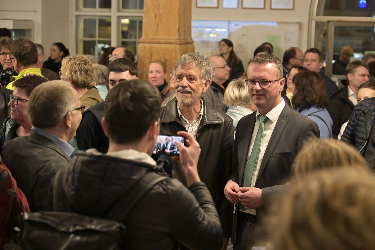 #KreisundKommune #Befangenheit Rottenburg: Stadtrat und Schlachthof-Aktivist ist nicht befangen: Ein Stadtrat ist bei einer Gemeinderatsentscheidung nicht schon deshalb befangen, weil er sich außerhalb der Ratsarbeit für ein politisches Ziel engagiert.… dlvr.it/TFthH5