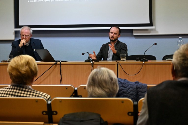 Arkadiusz Jasiński (@jasinski__) on Twitter photo Seminarium nt. Religia i przemoc, zaczęliśmy 25. rok spotkań w ramach Duszpasterstwa Pracowników Akademickich <a href="/UniOpole/">Uniwersytet Opolski</a> W dobie relatywizacji wartości należy utrwalać chrześcijańskie źródła uniwersytetu. Katolicyzm - religia pokoju, to odpowiedź na przemoc w każdej postaci Seminarium nt. Religia i przemoc, zaczęliśmy 25. rok spotkań w ramach Duszpasterstwa Pracowników Akademickich <a href="/UniOpole/">Uniwersytet Opolski</a> W dobie relatywizacji wartości należy utrwalać chrześcijańskie źródła uniwersytetu. Katolicyzm - religia pokoju, to odpowiedź na przemoc w każdej postaci