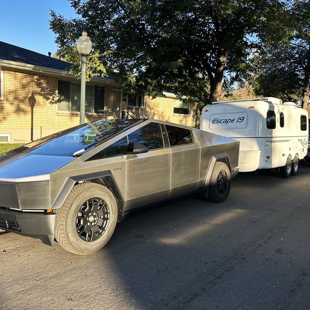 TakeYourEscape's tweet image. Futuristic power meets timeless adventure. ⚡🚐 The Cybertruck pulling an Escape 19 is the ultimate blend of innovation and exploration. #Cybertruck #Escape19 #AdventureUnleashed #ElectricExploration #FutureOfTravel