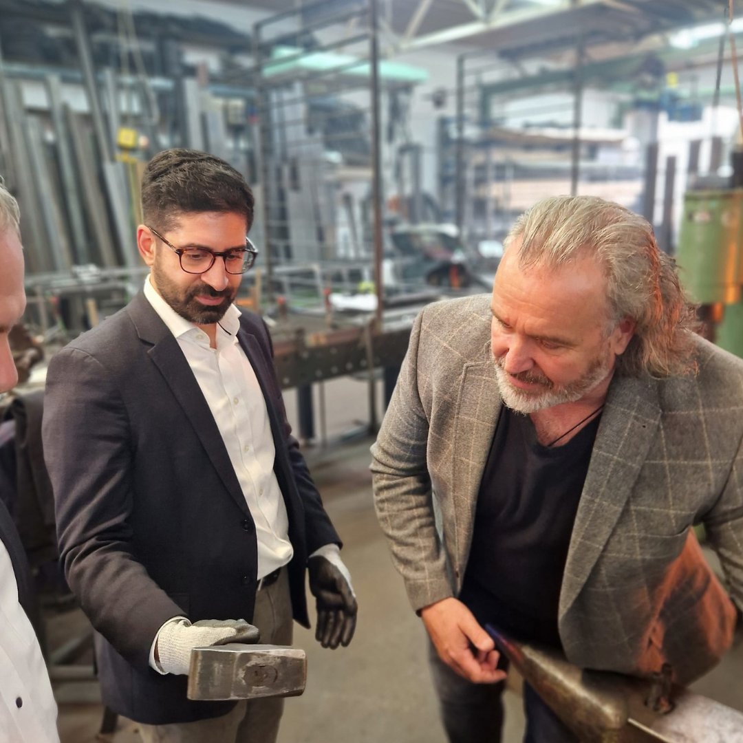 Wirtschaft Hessen (@wirtschafthe) on Twitter photo Wirtschaftsminister Mansoori hat heute mit der <a href="/Bundesagentur/">Bundesagentur für Arbeit</a> die Ausbildungsmarkt vorgestellt. Für das Ausbildungsjahr meldeten Arbeitgeber in Hessen 34.700 Lehrstellen. Dies entsprach fast der Anzahl an Personen, die auf der Suche nach einem #Ausbildungsplatz waren. Wirtschaftsminister Mansoori hat heute mit der <a href="/Bundesagentur/">Bundesagentur für Arbeit</a> die Ausbildungsmarkt vorgestellt. Für das Ausbildungsjahr meldeten Arbeitgeber in Hessen 34.700 Lehrstellen. Dies entsprach fast der Anzahl an Personen, die auf der Suche nach einem #Ausbildungsplatz waren.