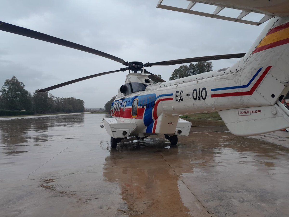 Plan_INFOCA's tweet photo. OTRAS EMERGENCIAS | #DANA #Valencia
Imágenes del KA-40 en la #BRICA de #LosMoralillos (#Granada) y KA-70 de la #BRICA de #Cártama (#Málaga), ya en vuelo para su colaboración en #Valencia. Las condiciones climatológicas imposibilitan la salida de KA-80 desde #Sevilla hasta mañana. https://t.co/yFj4C5qkT8