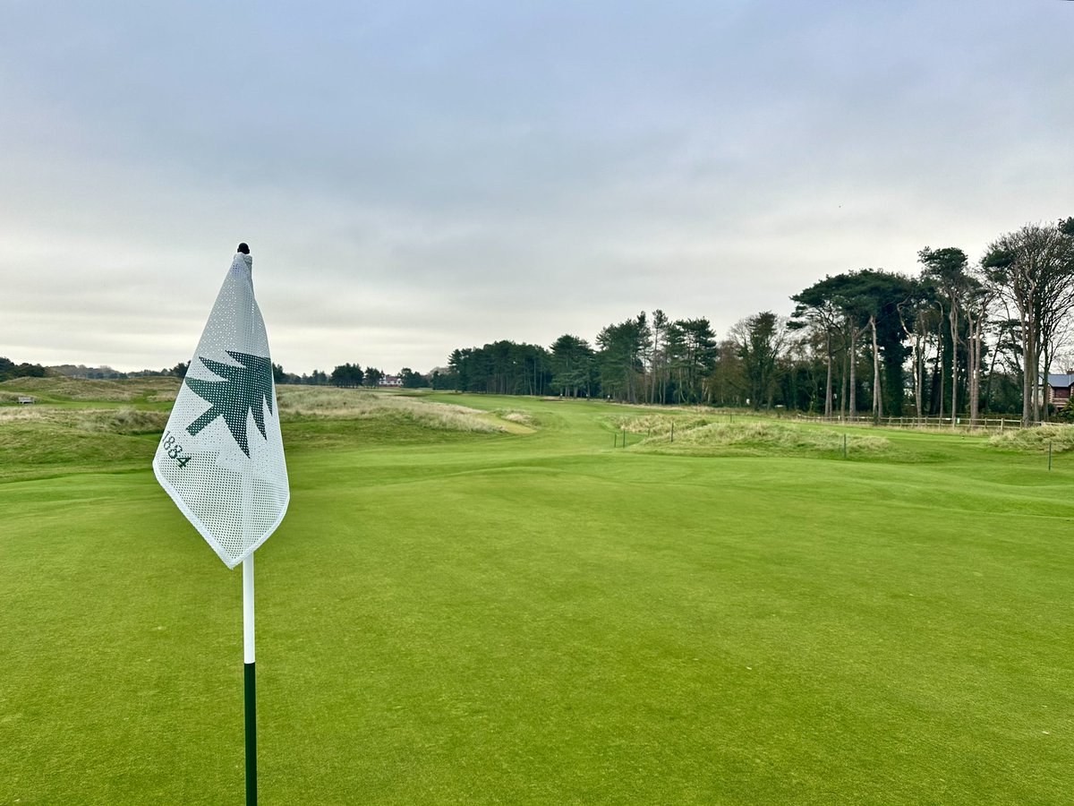 New <a href="/tacit_golf/">Tacit Golf</a> airflow flags from <a href="/TacitGolfNorth/">Tom Smith</a> making their debut <a href="/FormbyGolfClub/">Formby Golf Club</a> 

They look great and should help reduce strain on the pins during inclement weather ⛳️