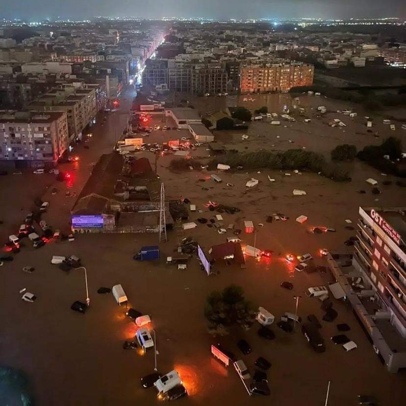 GlobeEyeNews's tweet photo. BREAKING:

Horrific flooding disaster in Spain.

at least 64 killed. 

Spain declares three days of mourning. https://t.co/sJdSMrzJUI