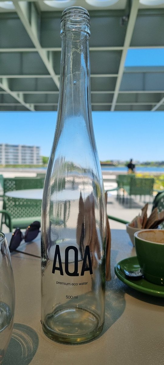 lapaulvolcker's tweet photo. Una de las mayores estafas de la cocina moderna. Agua de la canilla filtrada vendida como premium. https://t.co/hvOGBXyh8K