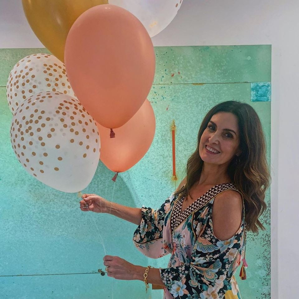 Ce_and_Ba's tweet photo. The Brazilian TV presenter Fatima Bernardes🇧🇷🎈#fatimabernardes #braziliangirl #stronggirl #summerdress #confettiballoons #baloes #balloons https://t.co/IaQC5dGV9s