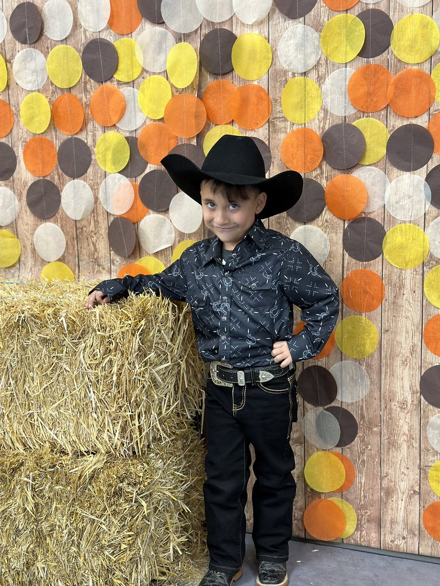 Saddle up, Ridgewood! Celebrating Red Ribbon Week with some Western spirit—because living a healthy life is the rootin' tootin' way to be! 🤠🌟