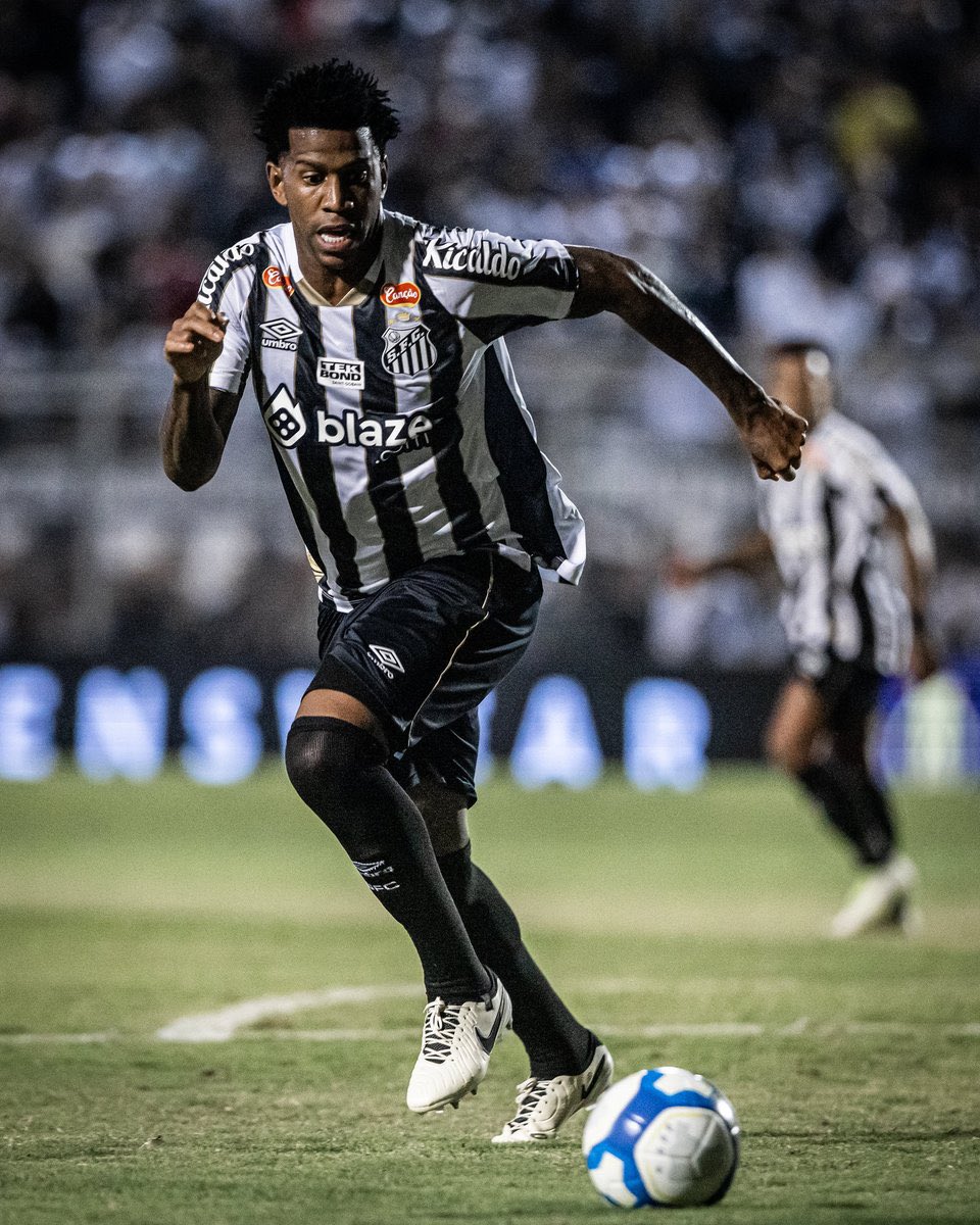 futebol_info's tweet photo. ⚠️ Chances do técnico Carille permanecer no Santos em 2025 aumentaram.

Líderes do elenco defendem a continuidade do treinador no Peixe. Além disso, a permanência de Carille seria um facilitador para o zagueiro Gil não se aposentar.

🗞 @deolhonopeixe
📸 Raul Baretta/Santos FC