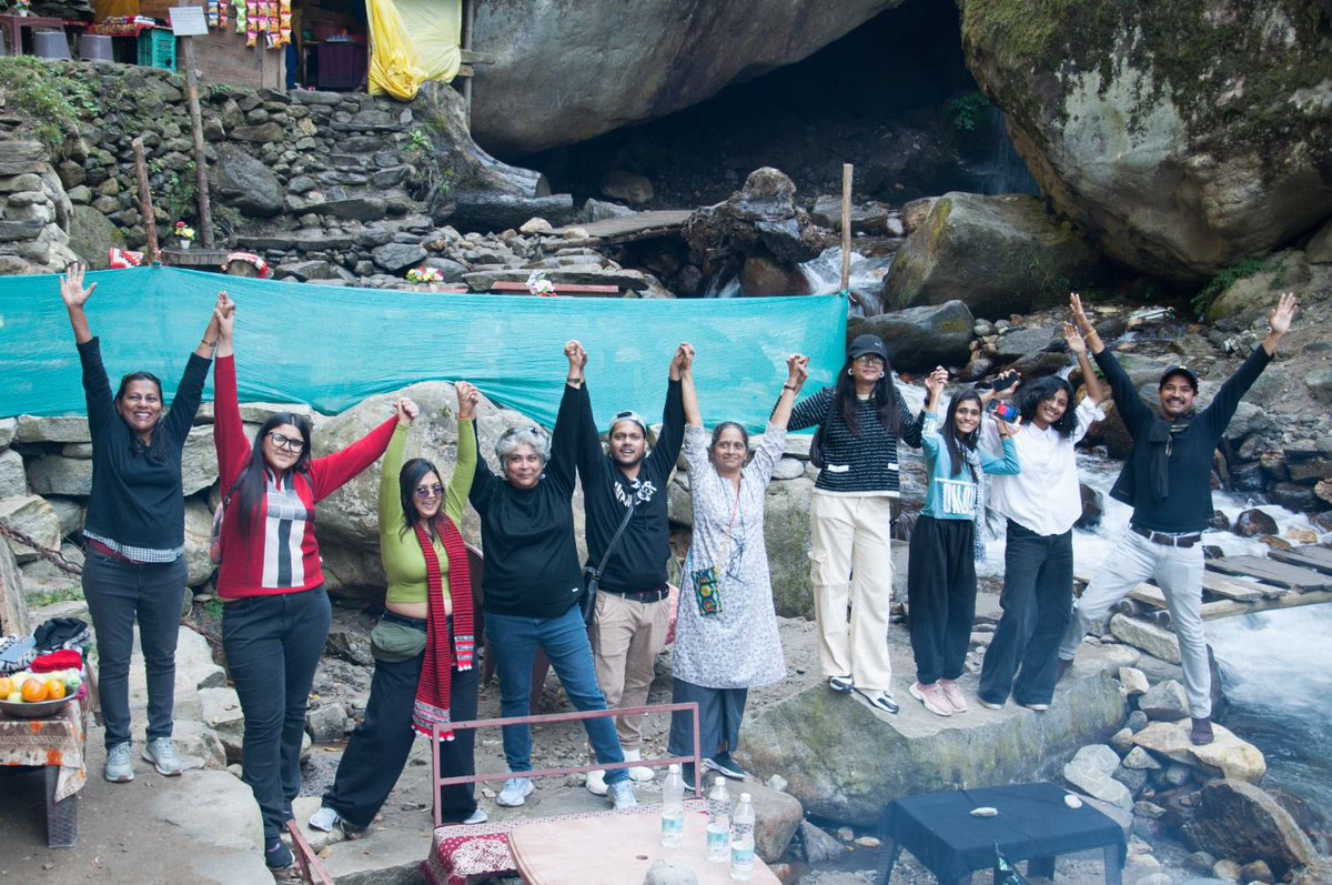 mukti_66's tweet photo. A supportive team really makes everything better✨
It’s all about sticking together through the tough times and celebrating the wins. So grateful for this awesome crew!
Some 🫶🏼 moments from @FGCTweets’ offsite!
#FootprintatHimachal #FootprintUnplugged @bgiddu https://t.co/2IzweNCnBX