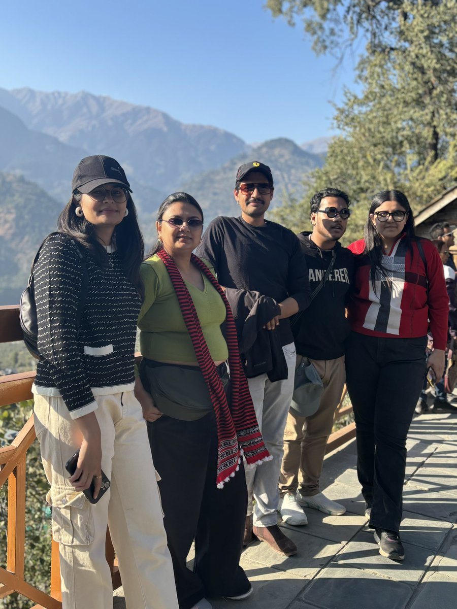 mukti_66's tweet photo. A supportive team really makes everything better✨
It’s all about sticking together through the tough times and celebrating the wins. So grateful for this awesome crew!
Some 🫶🏼 moments from @FGCTweets’ offsite!
#FootprintatHimachal #FootprintUnplugged @bgiddu https://t.co/2IzweNCnBX
