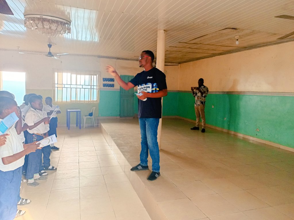 ChixomPromiX's tweet image. Yesterday, I was at a school in Abuja to teach young secondary students about media literacy, basic fact-checking skills, and the importance of verifying information before sharing. 
@DubawaFacts
#WeekForTruth2024 
#AmplifyTruth 
#GlobalMILWeek 
#DubawaFacts