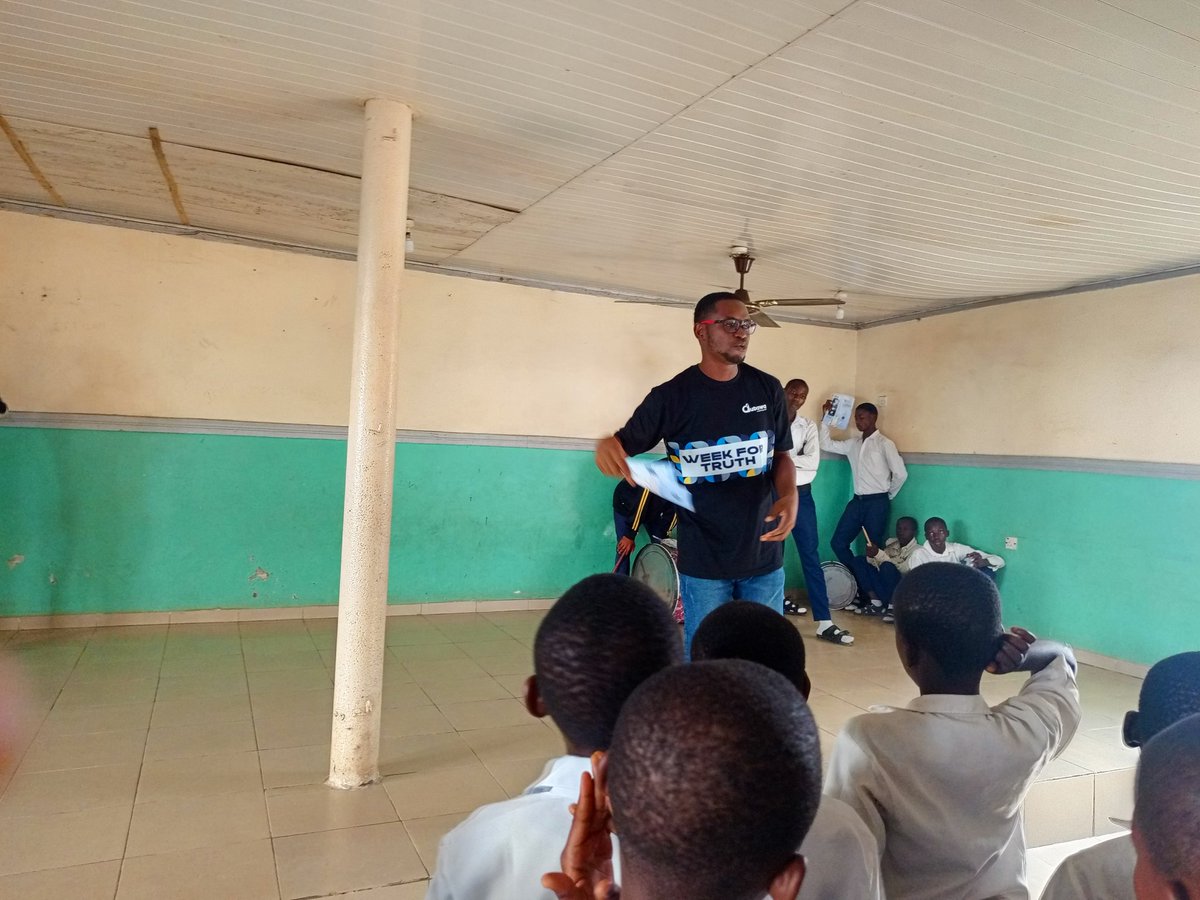 ChixomPromiX's tweet image. Yesterday, I was at a school in Abuja to teach young secondary students about media literacy, basic fact-checking skills, and the importance of verifying information before sharing. 
@DubawaFacts
#WeekForTruth2024 
#AmplifyTruth 
#GlobalMILWeek 
#DubawaFacts