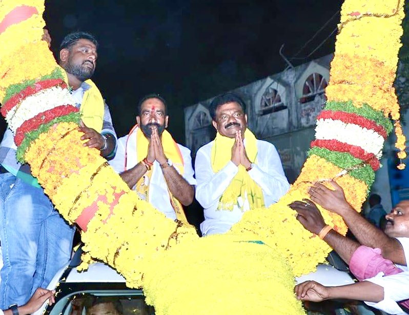 iam_Julakanti's tweet photo. తిరుమల తిరుపతి దేవస్థానం చైర్మన్ గా నియమితులైన శ్రీ బి అర్ నాయుడు గారికి, తిరుమల తిరుపతి దేవస్థానం మెంబర్ గా నియమితులైన జంగా కృష్ణమూర్తి గారికి హృదయపూర్వక శుభాకాంక్షలు
#BRNaidu
#JangaKrishnamurthy
#TTDChairman #TTDMember
#JulakantiBrahmanandaReddy
#MacherlaMLAJulakanti https://t.co/pQfvDLL2Xy