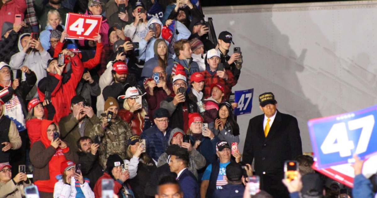 3 hours late, Trump speaks to Traverse City supporters at airport radio.wcmu.org/local-regional…
