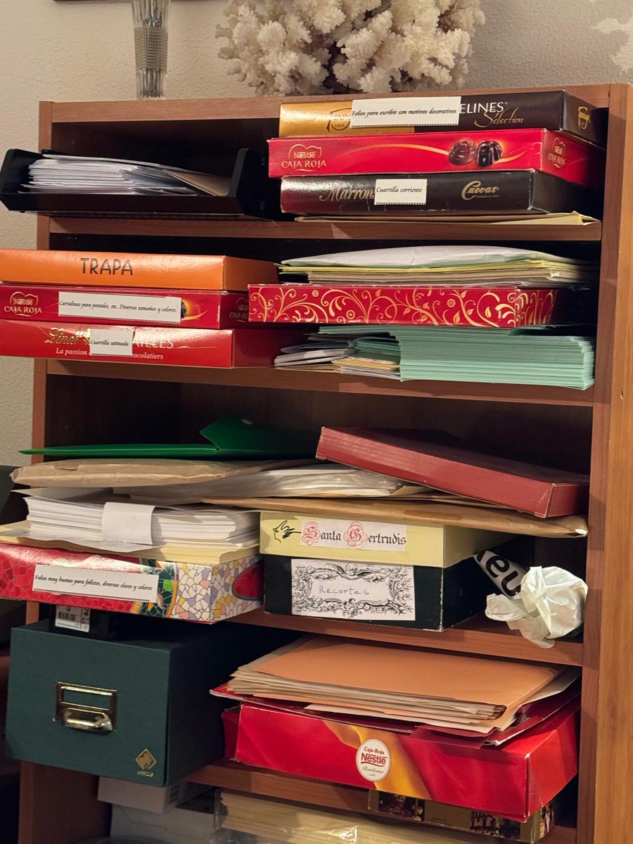 magago's tweet image. Traballando estes días no arquivo dun mosteiro feminino atopeime esta marabilla: as peculiares caixas nas que a irmá bibliotecaria gardaba os materiais de traballo. Ampliade, dádelle. 
Ás veces vivimos dentro dun conto case fantástico, e temos que saber gozalo (literalmente).