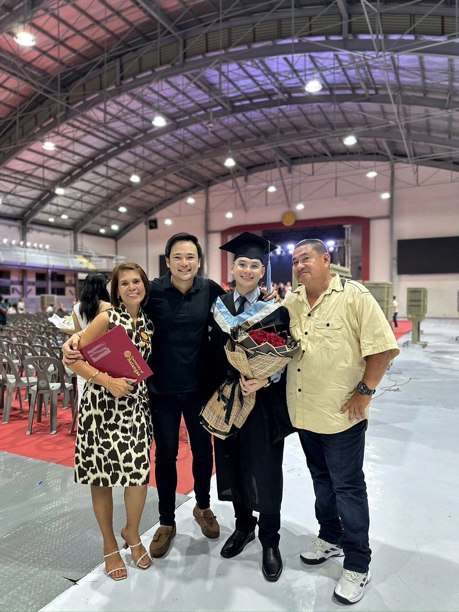 clintvillaster's tweet photo. Life update: Officially a Master's degree graduate! (late post haha✌️) https://t.co/2L7BZuQTpl