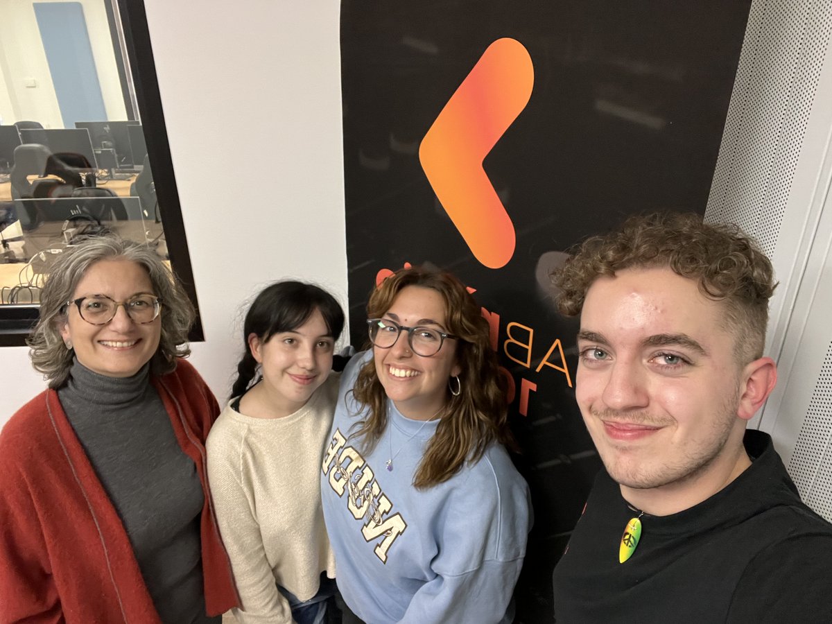 🎙️Ahir vam estrenar nova temporada del magazín  l’Etcètera (<a href="/UABmedia/">UABmèdia</a>), amb Carla Espinosa, Òscar Ortega, Òscar Tercero, Marc Rivas, Paula Montes i... la secció de <a href="/bibliotequesUAB/">Biblioteques UAB</a>, amb <a href="/MartaCivilSerra/">Marta Civil Serra</a>!📚📻
 
uab.media/clip/1011/etcè…

#bibliotequesUAB
#bibuabrecomanem

🧵(1/2)