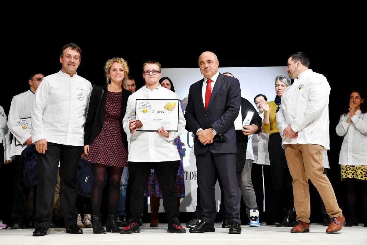 cnbpf's tweet photo. 🏆 Résultats de la 3ème édition du Master National du Meilleur Pain au Chocolat, au Salon du 🍫 Chocolat à 📍Paris. Les lauréats sont :
🥇1er - Fabrice POTTIER (Ile-de-France)
🥈2ème - Sophie JULLIEN (Ile-de-France)
🥉3ème - Yvan STORK (Ile-de-France) 

Les finalistes sont : 
- Estelle CAZIN (Normandie)
- Jordan DUCASTEL  (Normandie)
- Simon COTELLE (Normandie)
- Jean-Yves BOULLIER (Ile-de-France)
- Raphaël BASAILLE (Bourgogne-Franche-Comté)
- Paul BESNARD (Nouvelle-Aquitaine)
- Florian BRUMAUD (Nouvelle-Aquitaine)
- Damien LEGUAY (Hauts de France)
- Thomas MENWEG (Grand Est) 

Un grand bravo à tous les candidats pour leurs créations, synonymes d’excellence artisanale ! Merci à nos partenaires : @AG2RLAMONDIALE et @INBP_Rouen ! Des remerciements également au Salon du Chocolat pour son accueil et aux membres du jury. 

#concours #painauchocolat #viennoiserie #artisanat #excellence #boulangerie #boulanger #salonduchocolat 

© Frédéric Vielcanet
