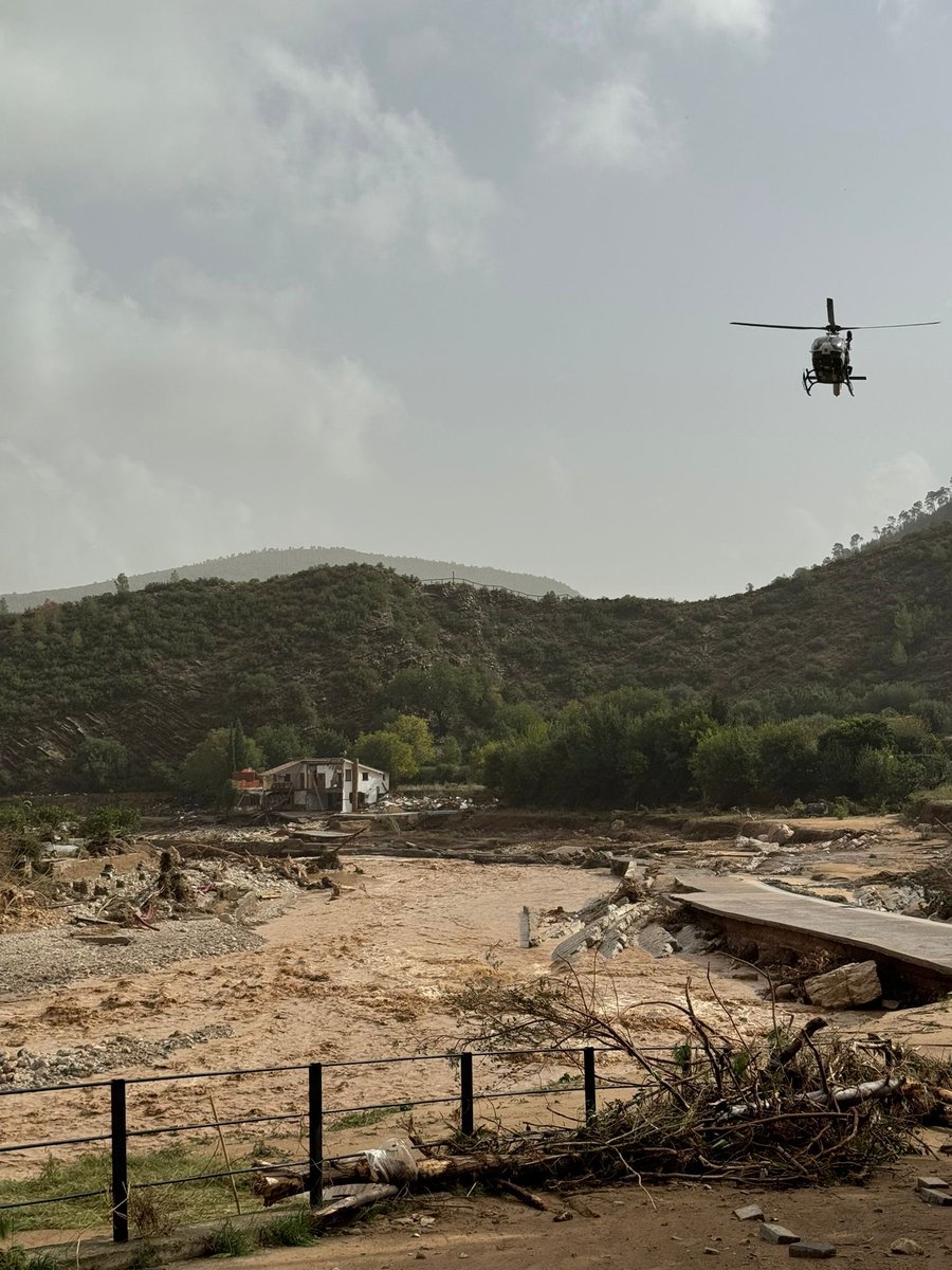 Soniagomma's tweet photo. Mirad los litros que han caído en la Serranía de Valencia. Sé que las labores son complicadas pero pediría que no se olviden de nuestra zona. Son pueblos pequeños y la gente está aislada: no hay supermercados, no hay hospitales y no hay pabellones para la gente.
@GVA112 
#DANA https://t.co/vyv9A9jGJV