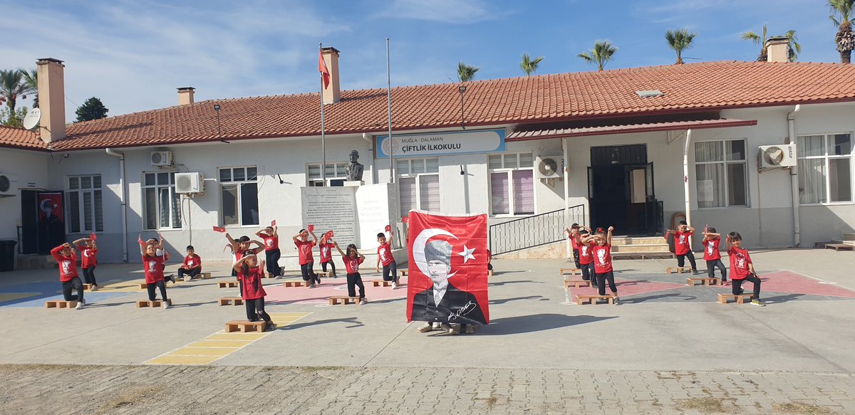 CiftlikIlkokulu's tweet photo. Çiftlik İlkokulu olarak Cumhuriyetimizin 101.yılını büyük bir coşku ve heyecanla kutladık. Çiftlik ailesi olarak görevimizi yerine getirmenin mutluluğunu yaşıyoruz. Cumhuriyet Bayramı 'mız kutlu olsun 🇹🇷🇹🇷🇹🇷
@emrecay55 @TanerSen_Dlmn @mugla_mem @DlmMem https://t.co/Ay4gfjKviR