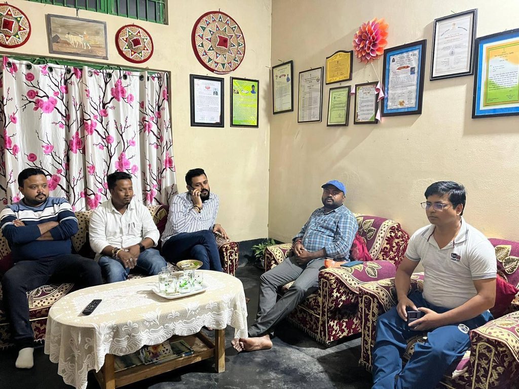 বকুলনী চাৰিআলিৰ নিবাসী চিচিয়া বকুলনী বালিকা বিদ্যালয়ৰ বিষয় শিক্ষক ২০২৪ বৰ্ষৰ কৃৰ্তী শিক্ষকৰ ৰাষ্ট্ৰপতি বঁটা প্ৰাপক দ্বীপেন খনিকৰ দেৱক তেখেতৰ বাসগৃহত উপস্থিত হৈ অভিনন্দন জনাও ৷