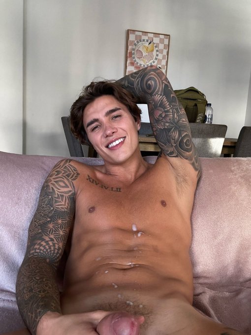 Watch novinhofr21's leaked NSFW photo on TwXstars