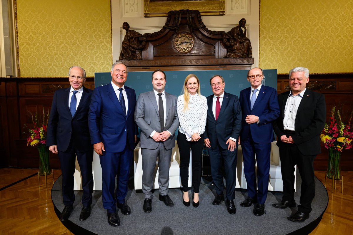 „Europa unter Druck - Ein Abend mit <a href="/ArminLaschet/">Armin Laschet</a>“ Eröffnung #SalonStubenring der <a href="/WKOwien/">Wirtschaftskammer Wien</a> 💪😘 <a href="/othmar_karas/">Othmar Karas</a> <a href="/heyDanielResch/">Daniel Resch</a> <a href="/MeretBaumann/">Meret Baumann</a>