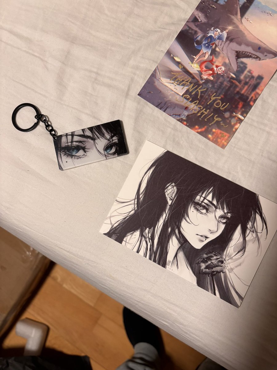 Hehe finally managed to get some merch from <a href="/Ericaaaaa_desu/">Erica</a>!!!

Thank you for letting me buy some and wanting to ship it across the world😂

* Check below for the video on the print!