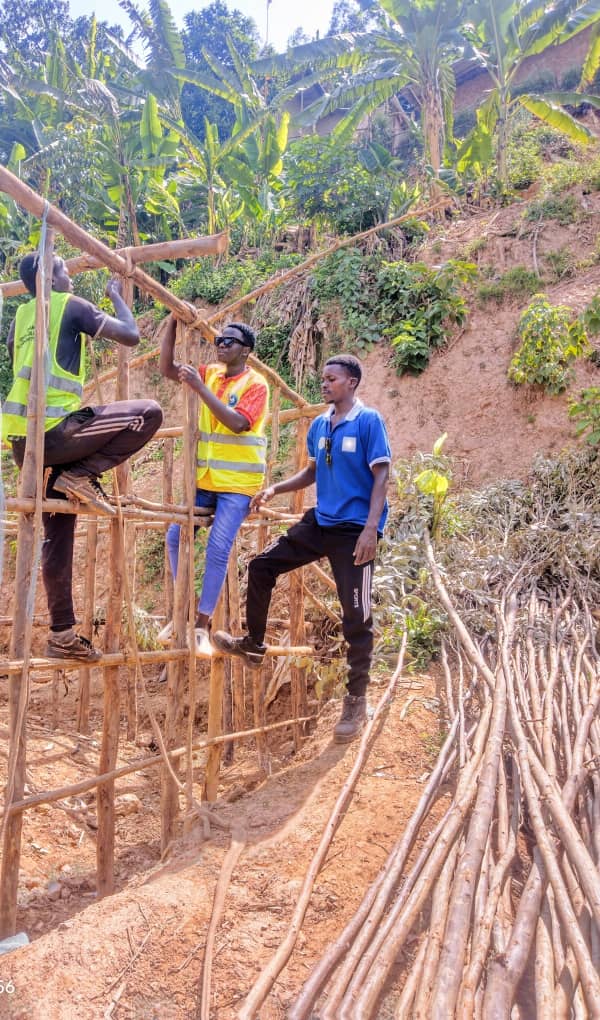 KanyinyaV's tweet photo. Urubyiruko rw'abakorerabushake  muri @kanyinya_sector rukomeje gutanga umusanzu mukubaka igihugu aho None kuwa 30/10/2024 batangije igikorwa cyo kubakira umuturage utishoboye inzu yo #kubaho uwo muturage  atuye mukagali ka #Nzove  umudugudu wa #Rutagara ya ll @NyarugengeV https://t.co/a1yILPiWxb