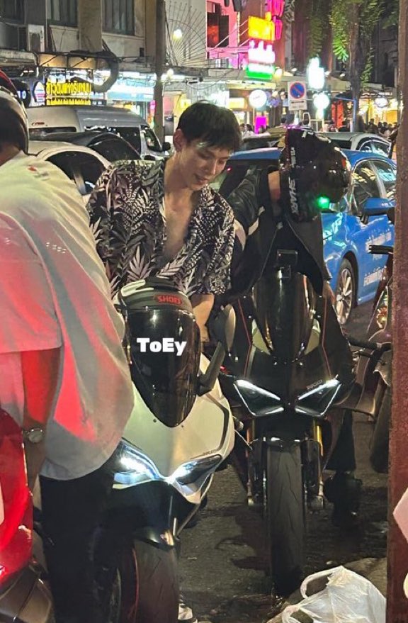 pgp_Biw's tweet photo. หนุ่มตี๋ขี่บิ๊กไบค์ใส่เสื้อฮาวายแหวกจนถึงกลางอก

((หญิงสาวชาวด้อมตายกันหมด!!)) https://t.co/vehRHIHNc6