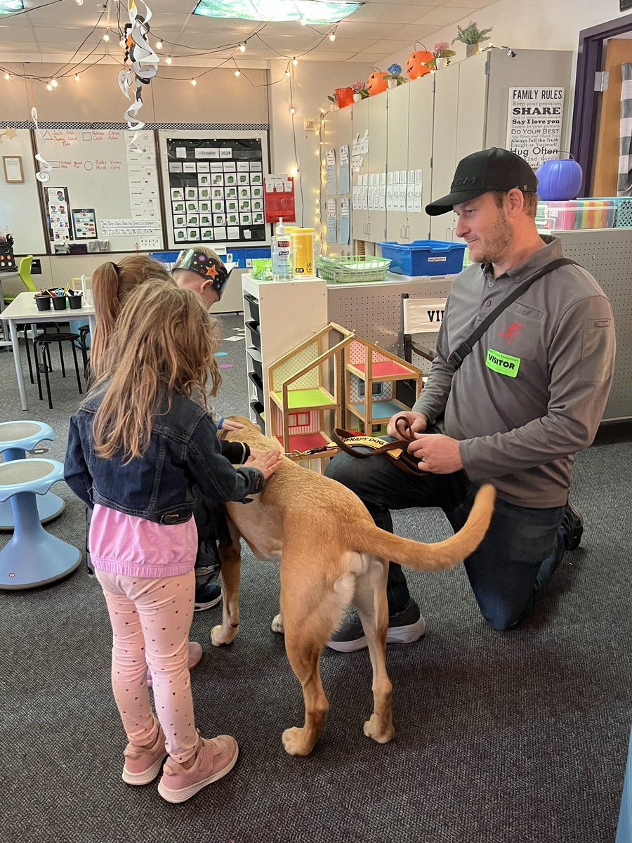 PC_ElSchool's tweet photo. A fun morning with a visit from Tracker, a therapy dog who was the goodest good boy 🐶 ❤️It was a great way to start the day! #AlwaysLakeOrion https://t.co/bbTiQj8dMc