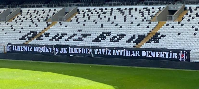 Unutulmamalıdır ki;

Doğruların er geç ortaya çıkmak gibi bir huyu ve gözle görülmeyen orduları vardır.

Başta alkolik ve uyarıcı madde bağımlısı muhabir müsveddesi olmak üzere, olay anında ve sonrasında bu utanmaz, arlanmaz, namussuz şahsa sosyal medyadan veya televizyon