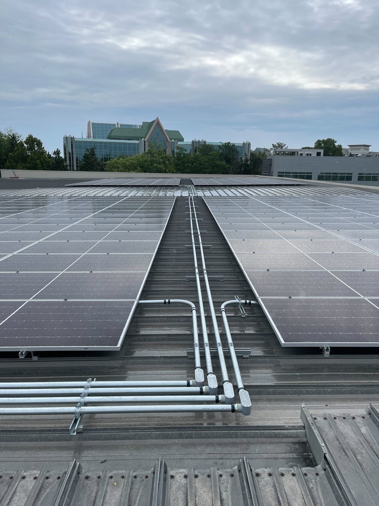IpsunSolar's tweet photo. From churches to storage facilities, we’re transforming spaces that traditionally wouldn’t invest in solar, turning valuable rooftop space into a source of clean, renewable energy. 🌞 

Explore commercial projects: https://t.co/9TOFU1EDTC https://t.co/Iccx6UZmva