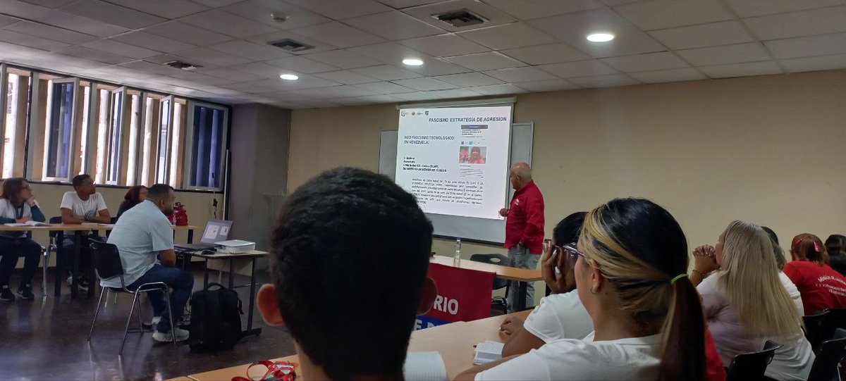 #AHORA | En el marco del Congreso Antifascista y Expresiones Similares nuestra Misión desarrolla taller: "Causas y Consecuencias del Fascismo en Venezuela y como Derrotarlo" a nuestros Misioneros para su discusión y debate en cada una de las comunas.

<a href="/NicolasMaduro/">Nicolás Maduro</a>