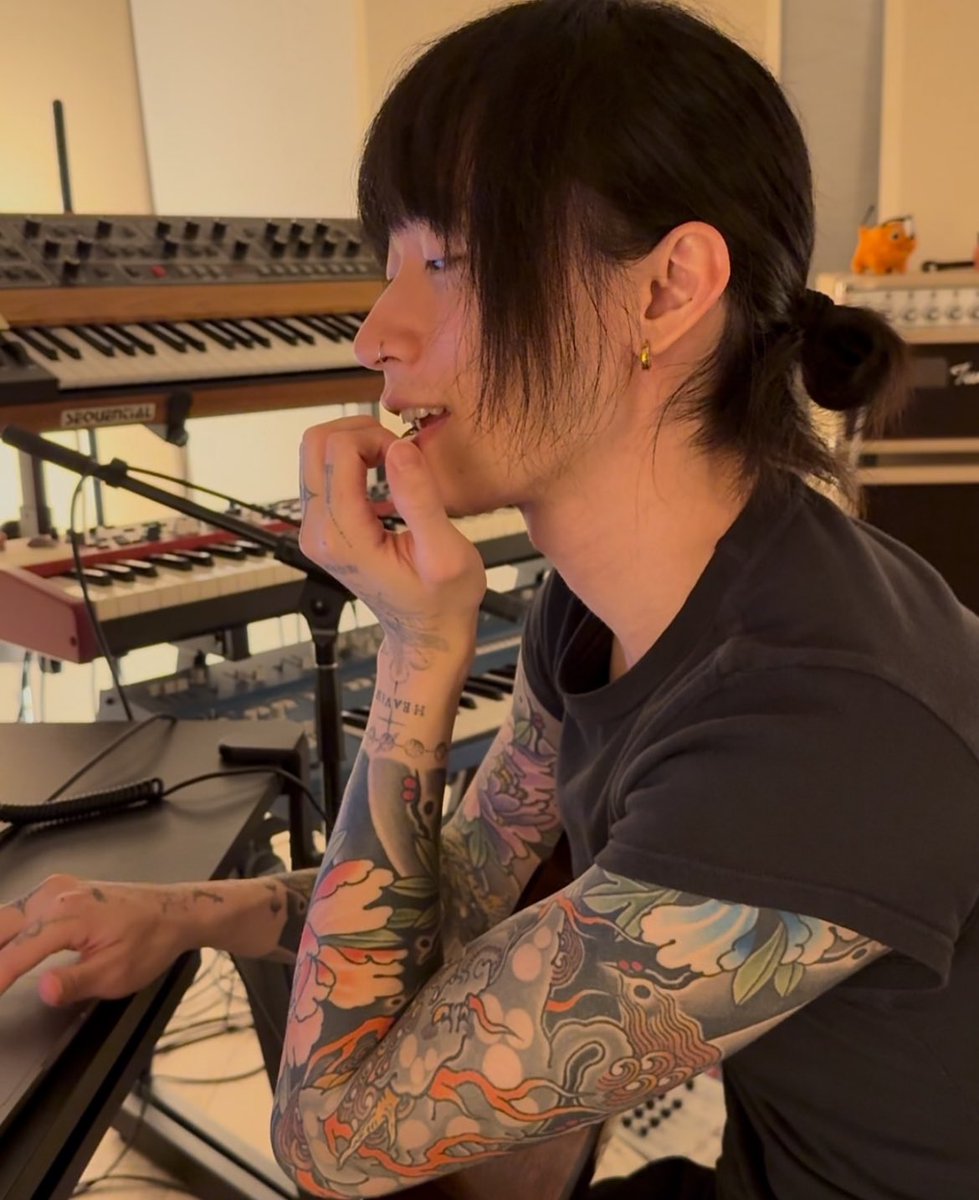 📷 | <a href="/keshimusic/">keshi</a> looks like a star’s shimmer in the velvet dusk in new photo.