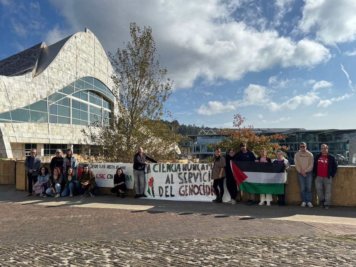 Concentración en el Incipit (Santiago de Compostela), con la presencia especial de Mikel Herrán Subiñas, aka <a href="/PutoMikel/">PutoMikel</a>, que apoya nuestro manifiesto y a los pueblos palestino y libanés 🔥🔥🔥