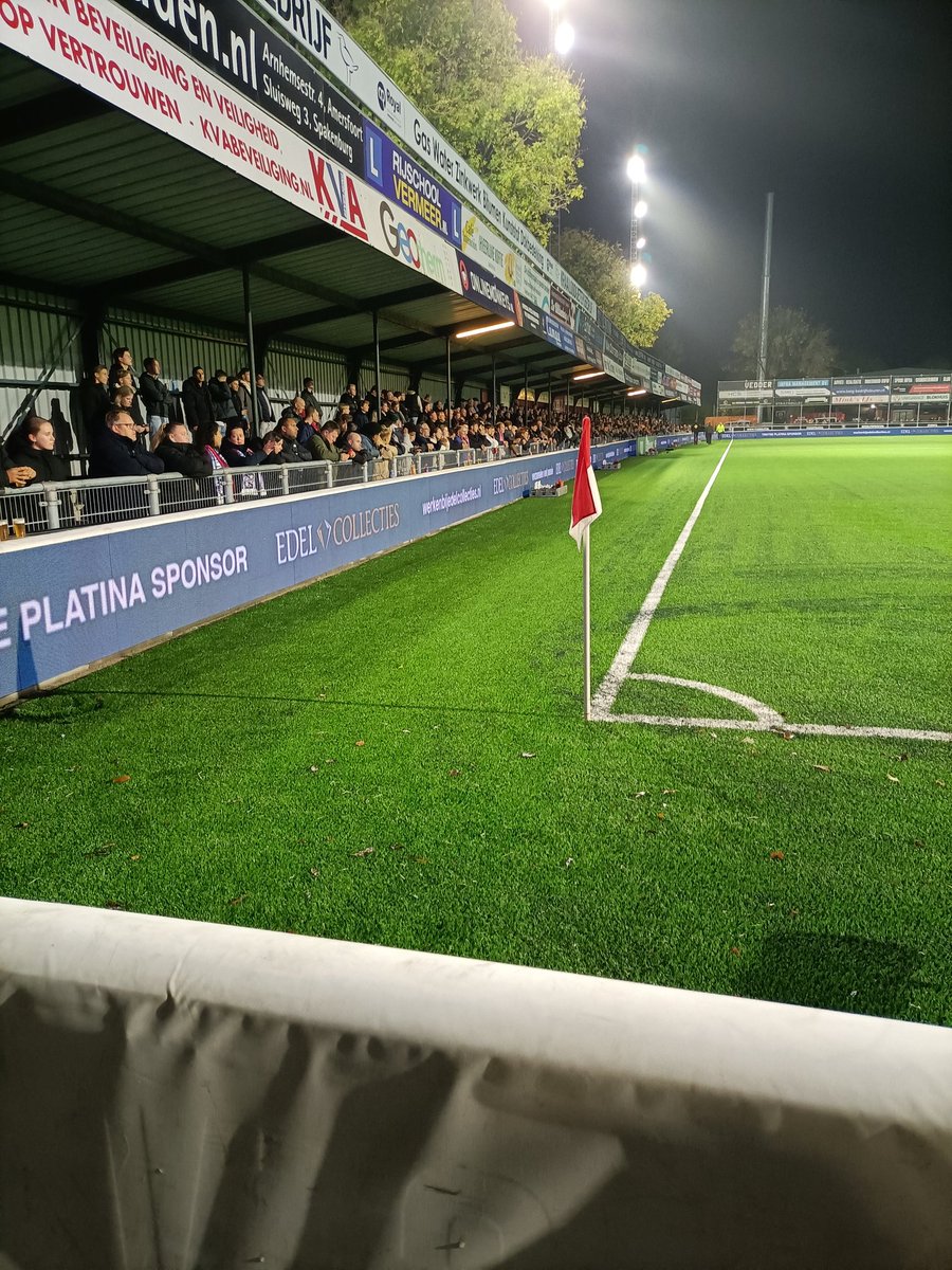 Sietzevliegen78's tweet photo. Mooi bekeravondje met zoon en dochter op de rooie kant van de Westmaat!. Voor de 3e keer naar Ijsselmeervogels geweest, mooie club met een rijke voetbalgeschiedenis.
#IJSHEE https://t.co/NSuNeBvStA