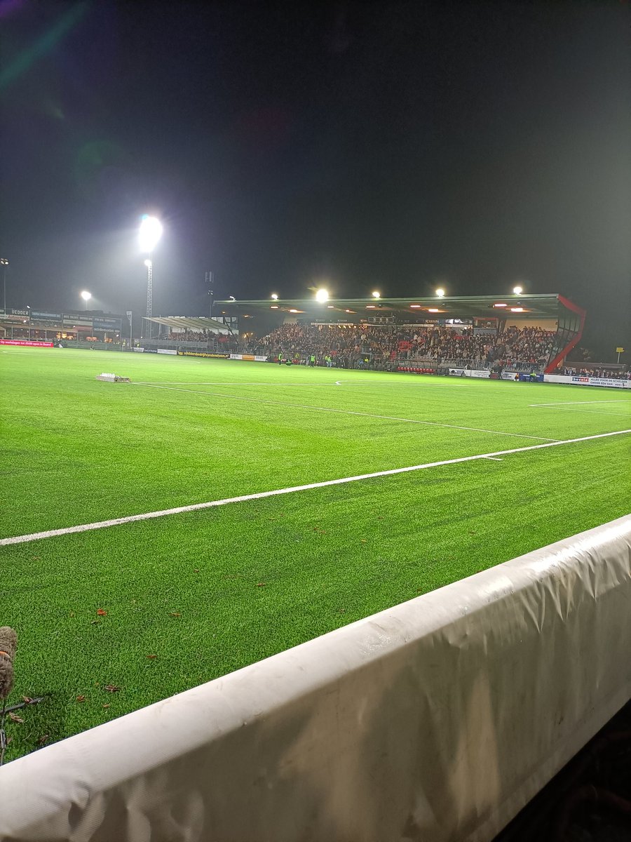 Sietzevliegen78's tweet photo. Mooi bekeravondje met zoon en dochter op de rooie kant van de Westmaat!. Voor de 3e keer naar Ijsselmeervogels geweest, mooie club met een rijke voetbalgeschiedenis.
#IJSHEE https://t.co/NSuNeBvStA