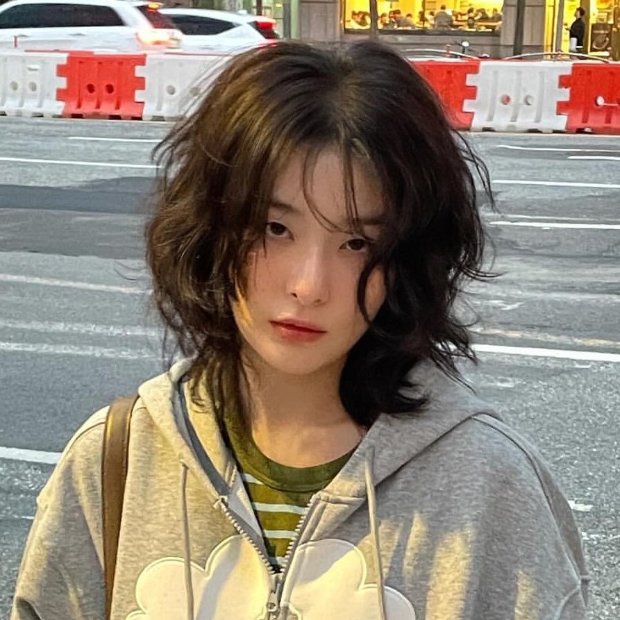 minjoohyuns's tweet photo. seulgi's gay hair evolution https://t.co/q1xrLwQ5EF