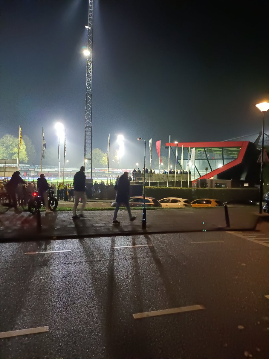 Sietzevliegen78's tweet photo. Mooi bekeravondje met zoon en dochter op de rooie kant van de Westmaat!. Voor de 3e keer naar Ijsselmeervogels geweest, mooie club met een rijke voetbalgeschiedenis.
#IJSHEE https://t.co/NSuNeBvStA