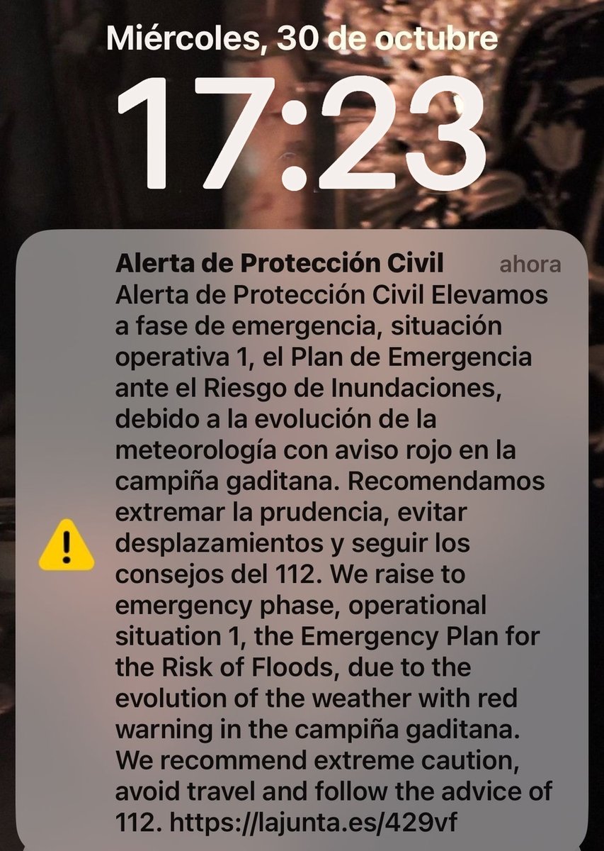 AndaluciaJunta's tweet photo. ⚠🚨 Incorporamos el sistema ES-Alert para alertar sobre la DANA en #Andalucía.

📲🔴 Si te llega este mensaje es porque estás ubicado en zona en ALERTA ROJA.

🙏🏻 Atiende a las recomendaciones.
▶ https://t.co/11BrT4fSs9 https://t.co/pV1frbAN14