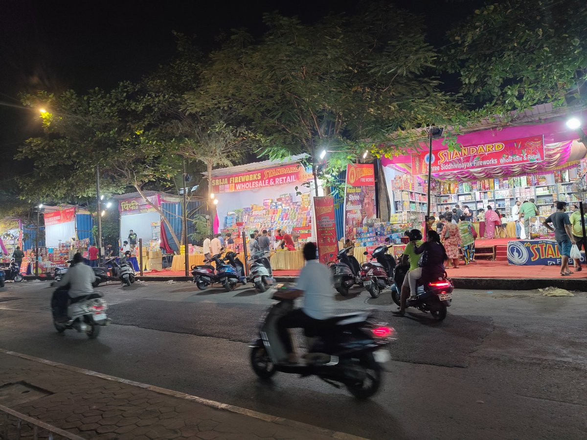 Prakul100's tweet photo. मीरारोड स्थित फटाक्याच्या दुकानं छाप टपऱ्यांवर मराठीत नावं नाहीत. असे का? @mnsadhikrut  @geetajain @narendrameheta @BJP4India @INCIndia @ShivSenaUBT_  @ShivsenaUBTComm @shivsen https://t.co/wO9kafsnwT