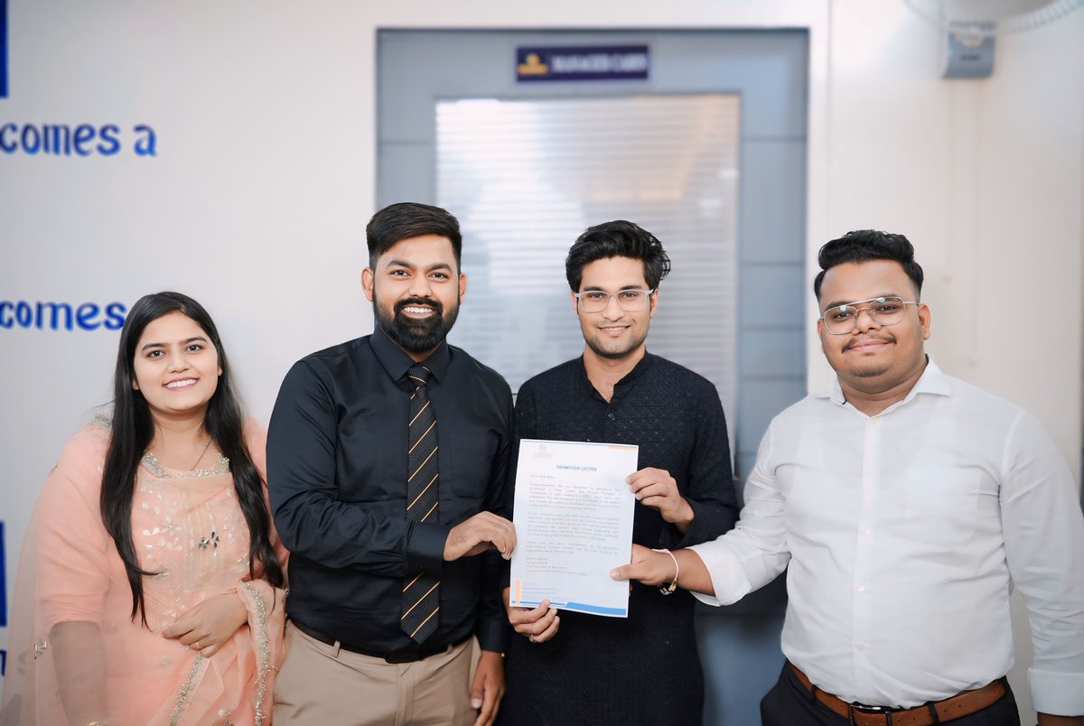 mr__raja_'s tweet photo. A huge thank you to Mr. Badal Anand, Mr. Aditya Singh, managers, my team, and colleagues for supporting me in my promotion to Team Leader &amp; Project Manager at @techeunoia2024 Without my team, I wouldn’t be here. Excited for the future🚀💼#Leadership #rajababu.dev #rajababu027 https://t.co/G0MmNCrh6g