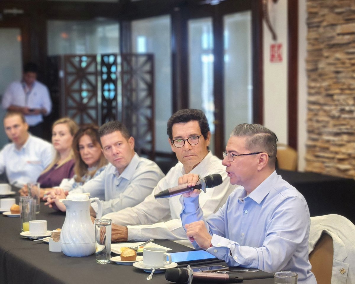 CanadeviSonora1's tweet photo. En reunión con socios #CanadeviSonora nos acompaña  el Delegado @Infonavit #Sonora @jorgeaborbons para conocer las estrategias y metas en #Sonora del Programa Nacional de Vivienda de la Presidenta @Claudiashein @CANADEVINAC @BuelnaNorberto https://t.co/PP3QtH0kG4