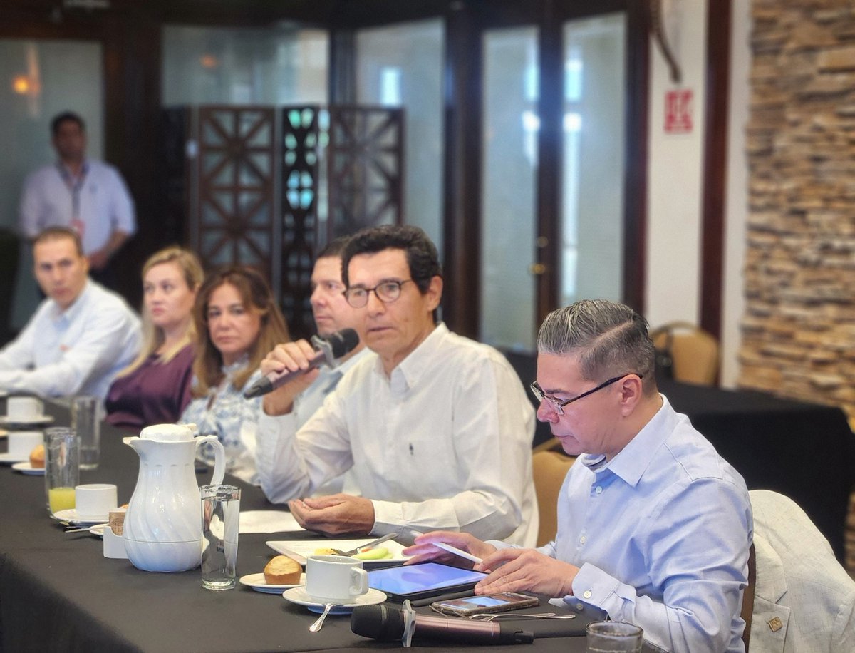 CanadeviSonora1's tweet photo. En reunión con socios #CanadeviSonora nos acompaña  el Delegado @Infonavit #Sonora @jorgeaborbons para conocer las estrategias y metas en #Sonora del Programa Nacional de Vivienda de la Presidenta @Claudiashein @CANADEVINAC @BuelnaNorberto https://t.co/PP3QtH0kG4